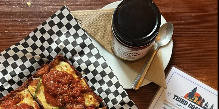 Otevřené vouchery do pizzerie v detroitském stylu na jídlo i nápoje: 500-1500 Kč