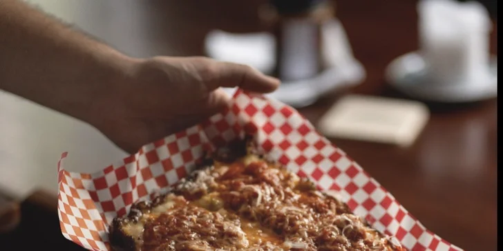 Otevřené vouchery do pizzerie v detroitském stylu na jídlo i nápoje: 500-1500 Kč