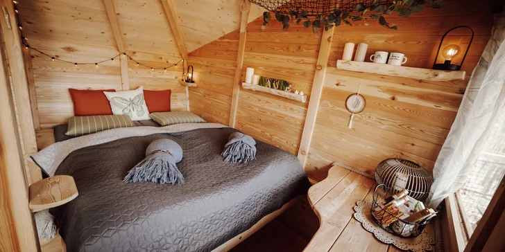 Romantika nebo rodinné dobrodružství v domečku na stromě v Bojnicích, snídaně v ceně