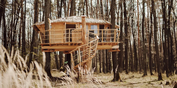 Romantika nebo rodinné dobrodružství v domečku na stromě v Bojnicích, snídaně v ceně