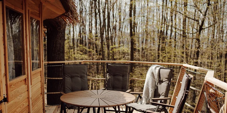 Romantika nebo rodinné dobrodružství v domečku na stromě v Bojnicích, snídaně v ceně