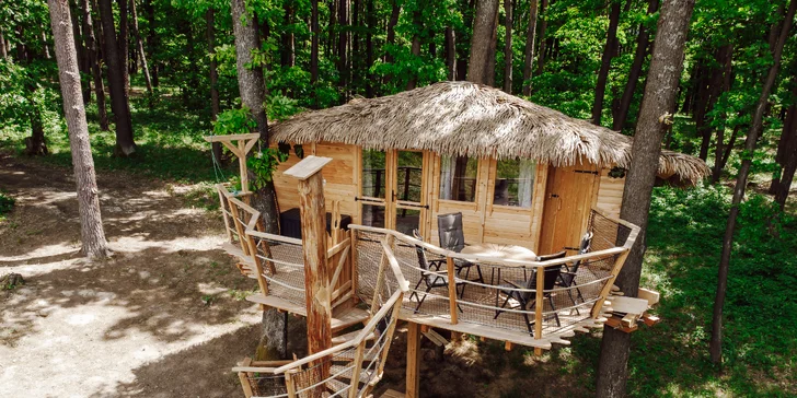 Romantika nebo rodinné dobrodružství v domečku na stromě v Bojnicích, snídaně v ceně