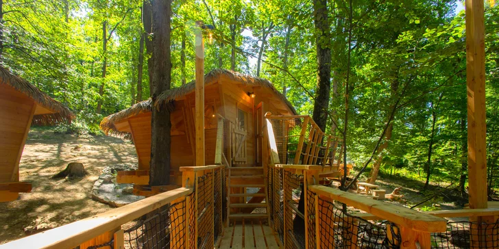 Romantika nebo rodinné dobrodružství v domečku na stromě v Bojnicích, snídaně v ceně