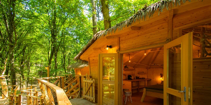 Romantika nebo rodinné dobrodružství v domečku na stromě v Bojnicích, snídaně v ceně