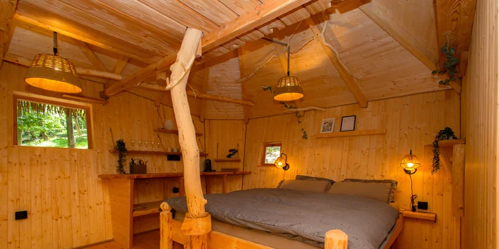Romantika nebo rodinné dobrodružství v domečku na stromě v Bojnicích, snídaně v ceně