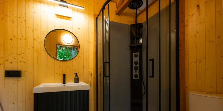 Romantika nebo rodinné dobrodružství v domečku na stromě v Bojnicích, snídaně v ceně