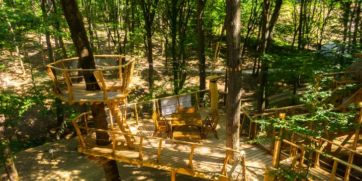 Romantika nebo rodinné dobrodružství v domečku na stromě v Bojnicích, snídaně v ceně