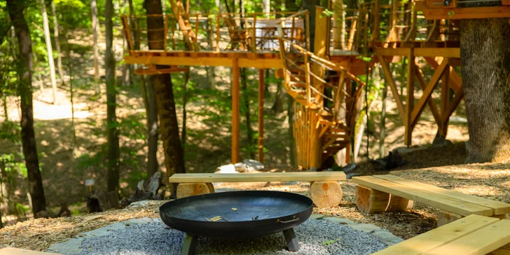 Romantika nebo rodinné dobrodružství v domečku na stromě v Bojnicích, snídaně v ceně