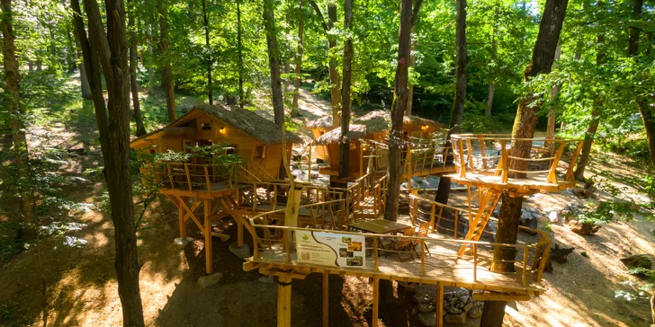Romantika nebo rodinné dobrodružství v domečku na stromě v Bojnicích, snídaně v ceně