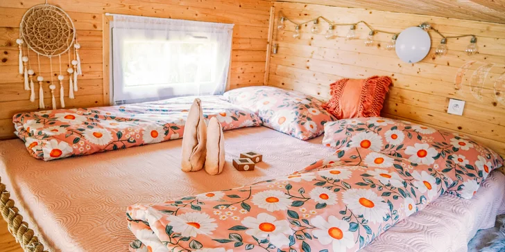 Užijte si malý kousek ráje v plně vybaveném domečku s terasou, ohništěm i snídaní v piknikovém koši