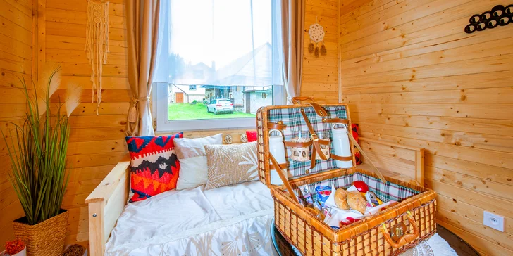 Užijte si malý kousek ráje v plně vybaveném domečku s terasou, ohništěm i snídaní v piknikovém koši