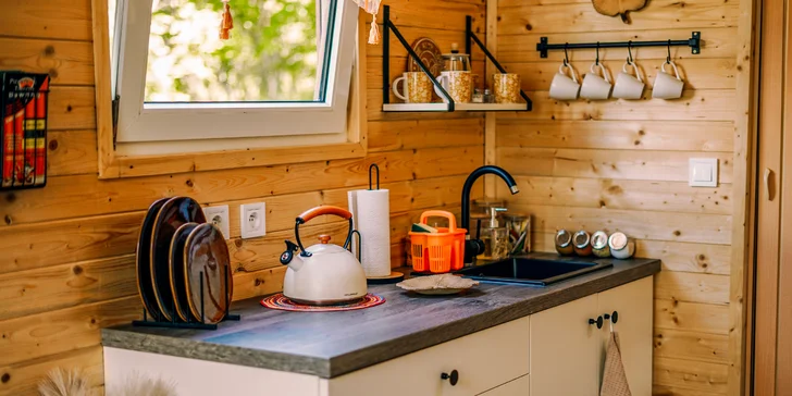 Užijte si malý kousek ráje v plně vybaveném domečku s terasou, ohništěm i snídaní v piknikovém koši