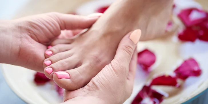 Opečujte své nohy: suchá či wellness pedikúra vč. lakování nehtů, 1–2 hodiny