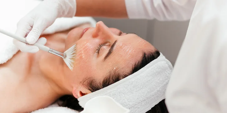 Chemický peeling nebo mezoterapie obličeje: regenerace pleti a vyhlazení jemných vrásek