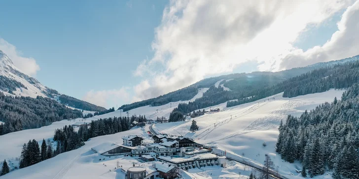 Krásný hotel v Rakousku hned u sjezdovky: polopenze plus, parádní wellness, herny pro děti
