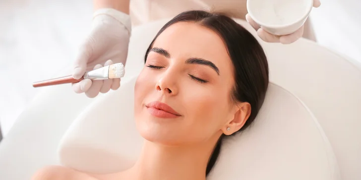 Pleť a úsměv jako filmová hvězda: chemický peeling a regenerační kúra na rty