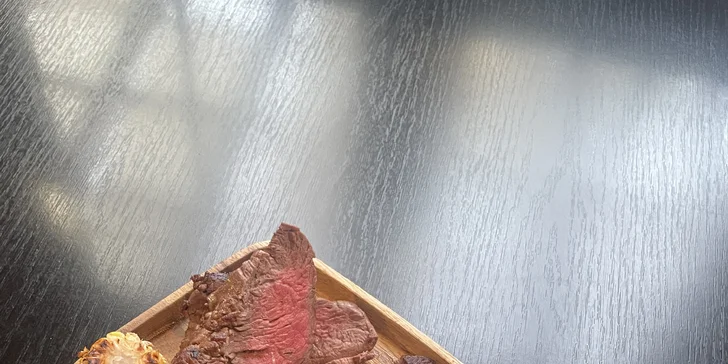Steakové prkno pro dva: hanger, fillet ze svíčkové a rib eye včetně příloh a dezertu