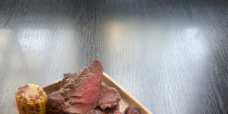 Steakové prkno pro dva: hanger, fillet ze svíčkové a rib eye včetně příloh a dezertu