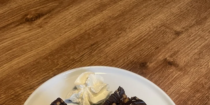 Luxusní tříchodové menu pro dva: welcome drink, krevety či tatarák, steak nebo burger i dezert