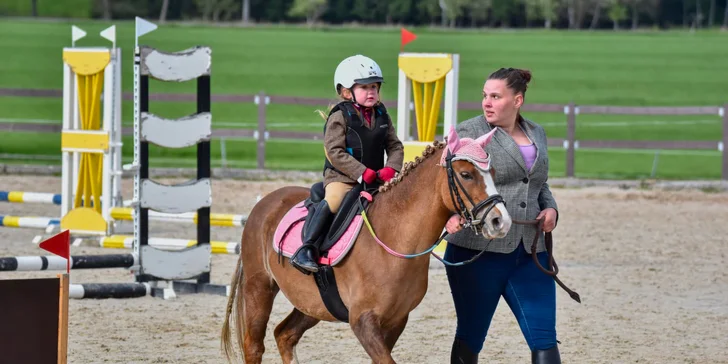 Dobrodružství v sedle: vyjížďka na koních či výcviková lekce pro 1 i 2 osoby