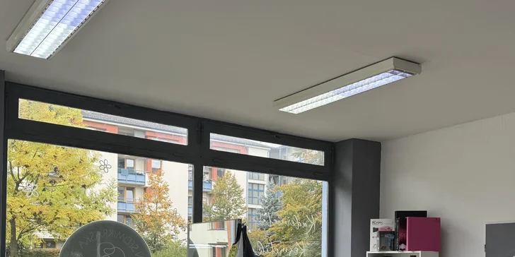 Barvení pro všechny délky vlasů vč. zastřižení konečků, foukané a stylingu