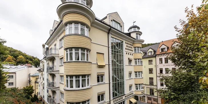 Pobyt v Karlových Varech se snídaní či polopenzí, neomezeným wellness i masáží