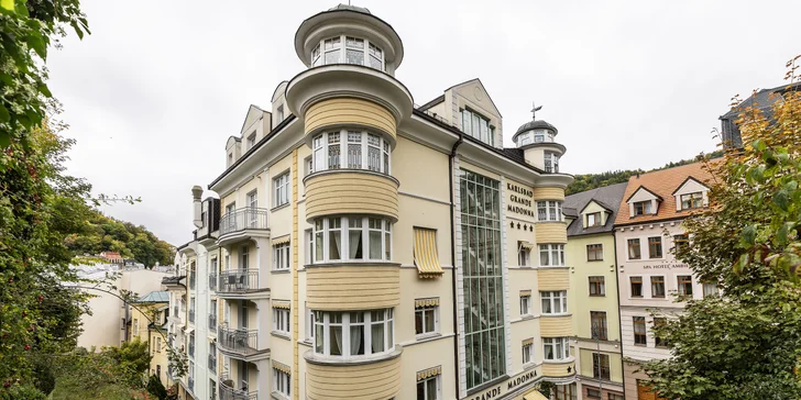 Pobyt v Karlových Varech se snídaní či polopenzí, neomezeným wellness i masáží