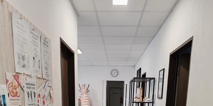 Kadeřnická péče pro krátké i dlouhé vlasy: střih i balíčky s barvou, melírem nebo trvalou