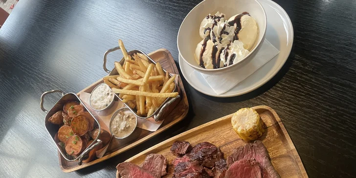 Steakové prkno pro dva: hanger, fillet ze svíčkové a rib eye včetně příloh a dezertu