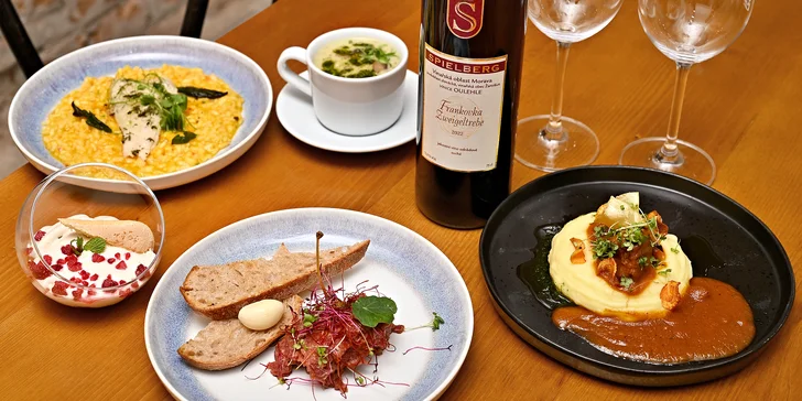 Pětichodové degustační menu u náplavky: kulajda, tatarský biftek, ragú i candát a tiramisu