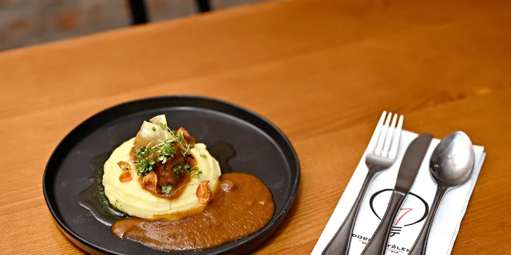 Pětichodové degustační menu u náplavky: kulajda, tatarský biftek, ragú i candát a tiramisu