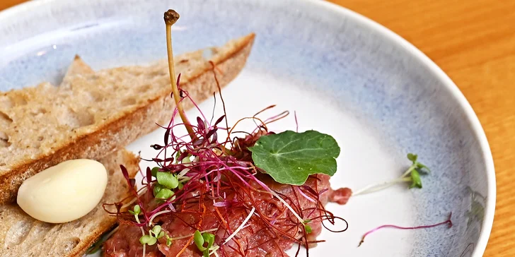 Pětichodové degustační menu u náplavky: kulajda, tatarský biftek, ragú i candát a tiramisu