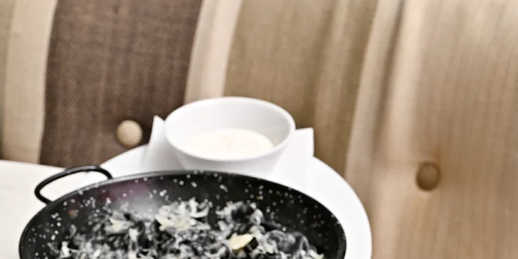 Tříchodové menu pro dva v iglú: carpaccio, roastbeef či quesadilla, dort Napoleon i lahev vína