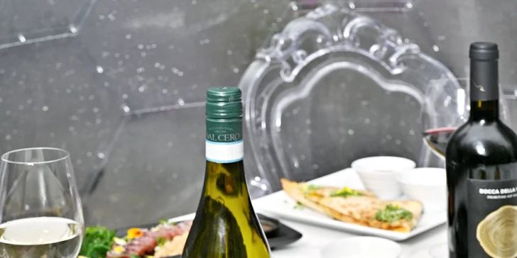 Tříchodové menu pro dva v iglú: carpaccio, roastbeef či quesadilla, dort Napoleon i lahev vína