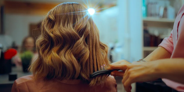 Péče o vaše kadeře: střih, barvení a hloubková regenerace pro každou délku