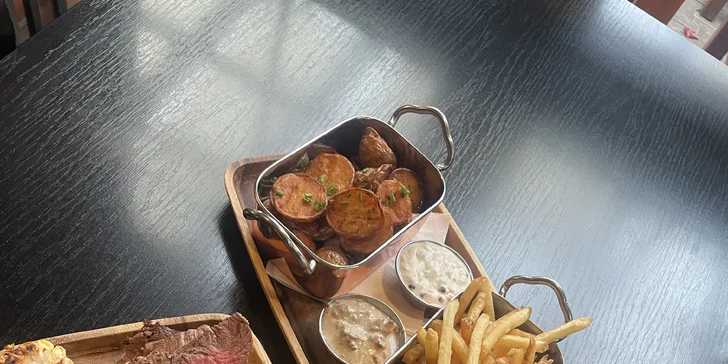 Steakové prkno pro dva: hanger, fillet ze svíčkové a rib eye včetně příloh a dezertu