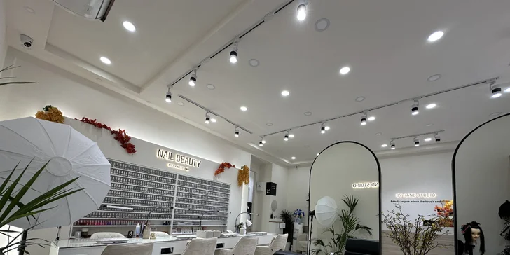 Laminace a úprava obočí, prodloužení řas metodou řasa na řasu nebo 2 až 3D