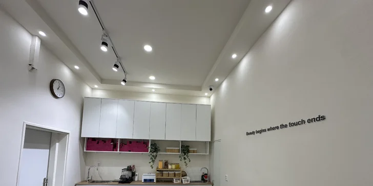 Laminace a úprava obočí, prodloužení řas metodou řasa na řasu nebo 2 až 3D