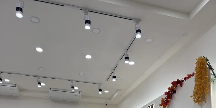 Laminace a úprava obočí, prodloužení řas metodou řasa na řasu nebo 2 až 3D