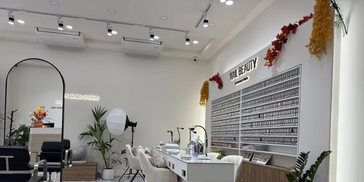 Laminace a úprava obočí, prodloužení řas metodou řasa na řasu nebo 2 až 3D