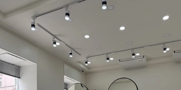 Laminace a úprava obočí, prodloužení řas metodou řasa na řasu nebo 2 až 3D