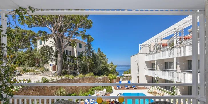 Krásně zrenovovaný hotel v Makarské: u pláže a s bazénem, snídaně nebo polopenze