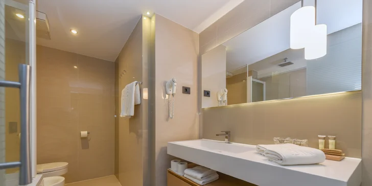 Krásně zrenovovaný hotel v Makarské: u pláže a s bazénem, snídaně nebo polopenze