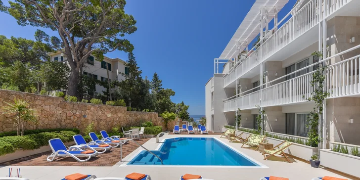 Krásně zrenovovaný hotel v Makarské: u pláže a s bazénem, snídaně nebo polopenze