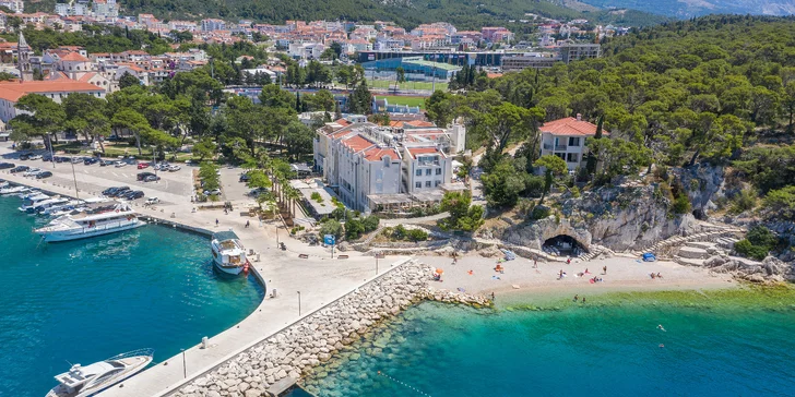Krásně zrenovovaný hotel v Makarské: u pláže a s bazénem, snídaně nebo polopenze