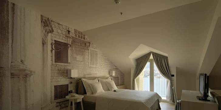 Krásně zrenovovaný hotel v Makarské: u pláže a s bazénem, snídaně nebo polopenze