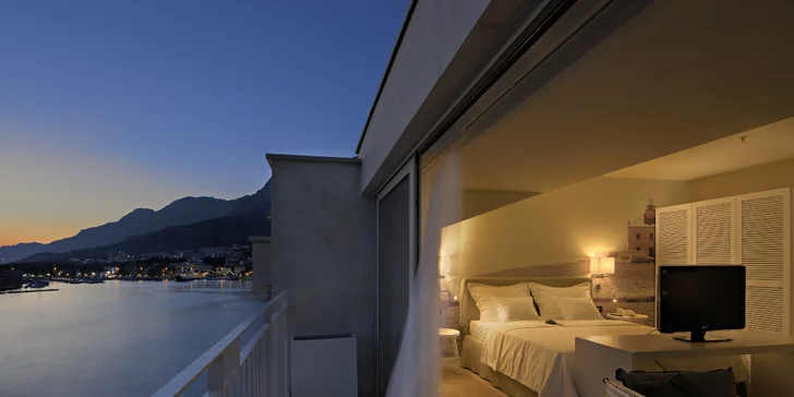 Krásně zrenovovaný hotel v Makarské: u pláže a s bazénem, snídaně nebo polopenze