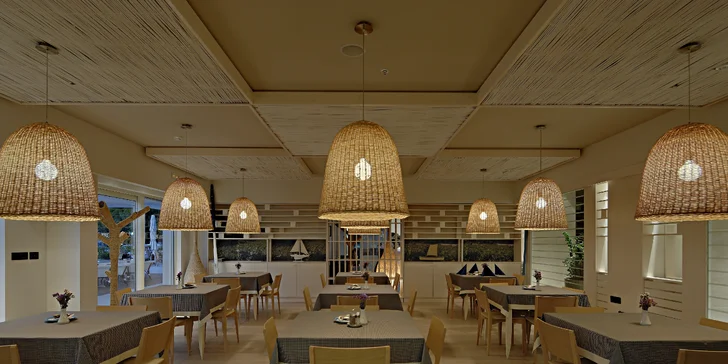 Krásně zrenovovaný hotel v Makarské: u pláže a s bazénem, snídaně nebo polopenze