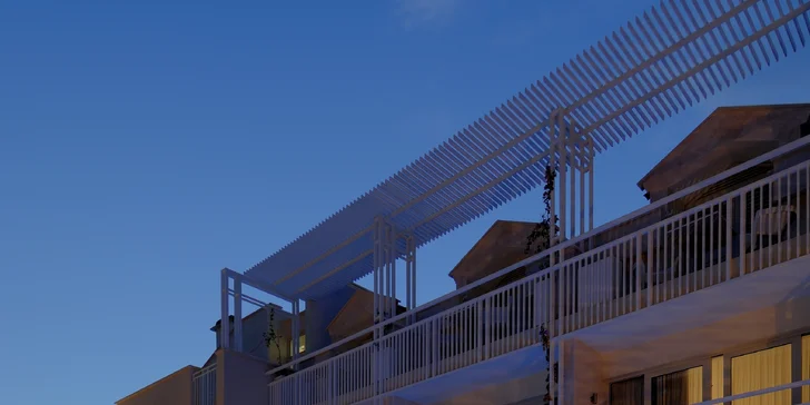 Krásně zrenovovaný hotel v Makarské: u pláže a s bazénem, snídaně nebo polopenze