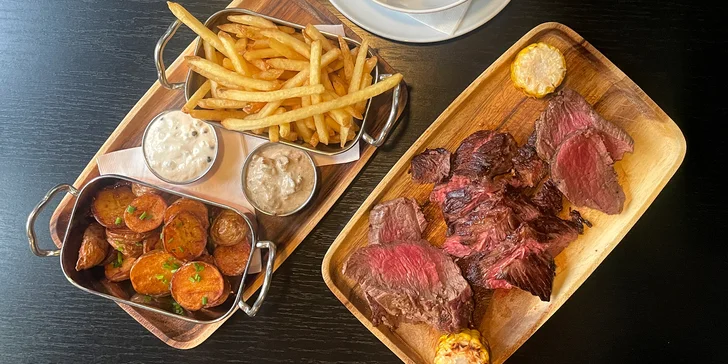 Steakové prkno pro dva: hanger, fillet ze svíčkové a rib eye včetně příloh a dezertu
